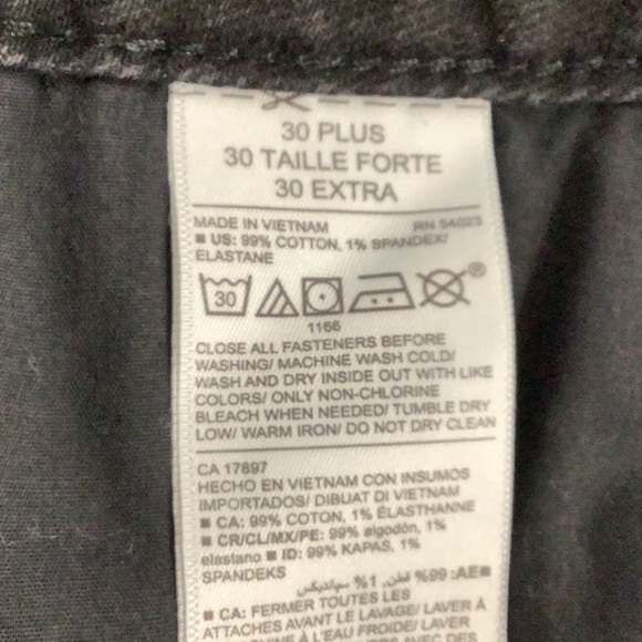 Old Navy Size 30 Plus Size Mid Rise Boyfriend Black Jean Shorts. New - Picture 4 of 5